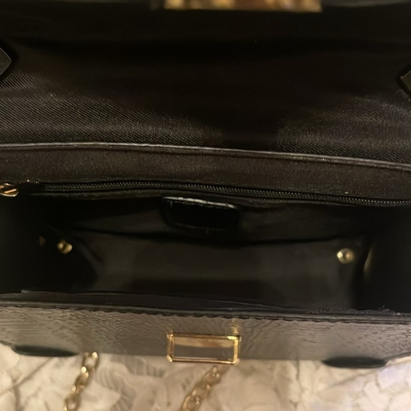 LD Tuttle Crossbody Purse - Picture 3 of 4